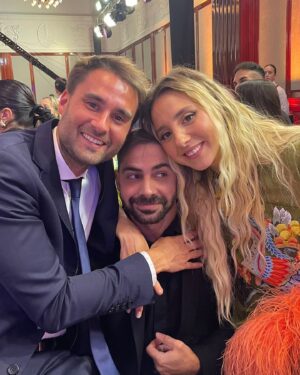 Grego Rossello Instagram - Baje del avión a ganarme unos premios con los pibes de La Nonna. 😎 

Aguante @olgaenvivo ❤️ La ultima foto es para @tomaskirzner que piensa que me regalaron los premios. #GregoPetero 🫠😂