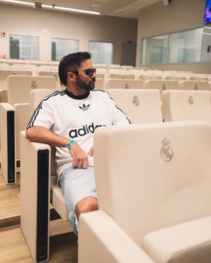 Grego Rossello Instagram - Vinimos a la Casa Blanca a presenciar historia. 

El pibe de almagro que empezo rapeando en las plazas y hoy se convierte en el primer artista de habla hispana en llenar en estadio más importante de Europa. 

Mauro Ezequiel Lombardo Quiroga señores, de Argentina para el mundo. Diganme chupa medias pero el solo hecho de que sepa quien soy me honra. 

@adidasar 
#CreadoConAdidas 
@duki 
@livedaleplay

Ph: @monogomez1 y @lautaroesposit