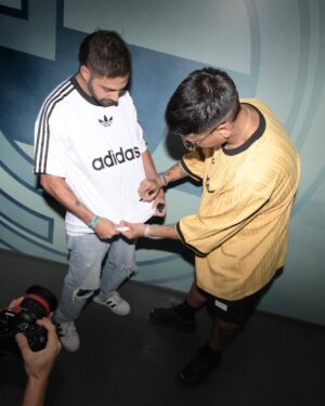 Grego Rossello Instagram - Vinimos a la Casa Blanca a presenciar historia. 

El pibe de almagro que empezo rapeando en las plazas y hoy se convierte en el primer artista de habla hispana en llenar en estadio más importante de Europa. 

Mauro Ezequiel Lombardo Quiroga señores, de Argentina para el mundo. Diganme chupa medias pero el solo hecho de que sepa quien soy me honra. 

@adidasar 
#CreadoConAdidas 
@duki 
@livedaleplay

Ph: @monogomez1 y @lautaroesposit