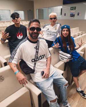 Grego Rossello Instagram - Vinimos a la Casa Blanca a presenciar historia. 

El pibe de almagro que empezo rapeando en las plazas y hoy se convierte en el primer artista de habla hispana en llenar en estadio más importante de Europa. 

Mauro Ezequiel Lombardo Quiroga señores, de Argentina para el mundo. Diganme chupa medias pero el solo hecho de que sepa quien soy me honra. 

@adidasar 
#CreadoConAdidas 
@duki 
@livedaleplay

Ph: @monogomez1 y @lautaroesposit