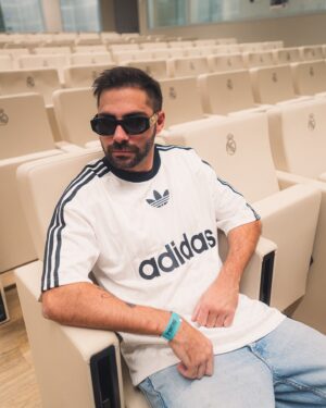 Grego Rossello Instagram - Vinimos a la Casa Blanca a presenciar historia. 

El pibe de almagro que empezo rapeando en las plazas y hoy se convierte en el primer artista de habla hispana en llenar en estadio más importante de Europa. 

Mauro Ezequiel Lombardo Quiroga señores, de Argentina para el mundo. Diganme chupa medias pero el solo hecho de que sepa quien soy me honra. 

@adidasar 
#CreadoConAdidas 
@duki 
@livedaleplay

Ph: @monogomez1 y @lautaroesposit