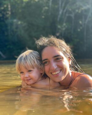 Gregório Duvivier Instagram - Hoje faz trinta anos que a minha irmã Theodora nasceu. Tinha oito anos e Barbara tinha seis quando a Theodora chegou em casa, rechonchuda, cheirosa, com os olhos enormes e pretos. Queria voltar logo da escola pra apertar aquele bebê. Até hoje me confundo e chamo minhas filhas de Theodora, porque a Theodora foi pra mim o protobebê, o suprassumo dos bebês, o bebê-quando-sonho-com-bebês. A sua gargalhada enchia a casa de alegria, e eu nunca gostei tanto de fazer alguém rir. Acho que virei comediante por causa dela, e acho que virei pai também. O tempo foi passando e a gente deixou de ser só irmão, e virou amigo, e virou melhor-amigo, e companheiros de vida e de trabalho (na pandemia ela fez quase todas as funções do greg news sozinha - camera, som, teleprompter e logger). Amo tudo o que ela toca: é a pessoa mais musical que eu conheço, e também a mais esteta, porque desenha lindamente, e monta filmes, sem falar no talento olfativo pra identificar todos os cheiros do mundo de olhos fechados(sim, ela tem nariz absoluto). Não bastasse tudo isso, corre como o papa-léguas. E além do mais, tem uma vocação inadiável pra alegria. Não consigo ver suas fotos sem ouvir sua gargalhada. Sempre que me falam: sou amigo da sua irmã, é com um sorriso gigante no rosto. E toda vez que penso nela dou um sorrisão. Que sorte ter uma irmã, que sorte ser seu irmão há trinta anos, @theoduv. 
❤️
(algumas fotos são do nosso primo @_grateful_chris)