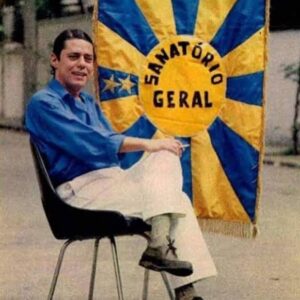 Gregório Duvivier Instagram - Deu meia-noite. Chico hoje faz 80 e eu gosto tanto dele que foi difícil escolher minhas 80 músicas preferidas. Podiam ter mais 20, 30, 40. Passei a semana ouvindo e pensando na sorte de compartilhar uma língua com o maior poeta vivo do mundo. Viva o Chico. Vou parar por aqui antes que um jornalista diagnostique sindrome buarquista (com razão). A playlist ta la no spotify: Chico80 - botei o link nos stories