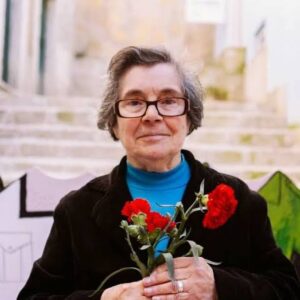 Gregório Duvivier Instagram - Viva o 25 de Abril! E viva o país que inventou essa data e foi inventado por ela. Um país laico, socialista, tolerante, plural, democrático, decolonial, que pode não ter chegado a ser nada disso até hoje, mas segue tendo esses valores no horizonte (a utopia serve para que a gente nao deixe de caminhar, dizia o Galeano) Um país construído ao avesso do estado salazarista - autoritário, classista, racista, obtuso. Um país que botou os fascistas pra correr. Viva o 25 de Abril, vivam os valores de Abril, e vivam os movimentos de libertação colonial da África, que desgastaram o regime e criaram espaço pra revolução. Libertando seus países, libertaram Portugal junto. E Viva a Celeste, a moça da segunda foto, que deu os cravos à revolução e também deu nome à minha filha mais nova. 🌹🇵🇹