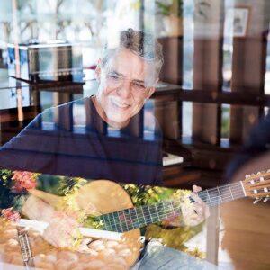 Gregório Duvivier Instagram - Deu meia-noite. Chico hoje faz 80 e eu gosto tanto dele que foi difícil escolher minhas 80 músicas preferidas. Podiam ter mais 20, 30, 40. Passei a semana ouvindo e pensando na sorte de compartilhar uma língua com o maior poeta vivo do mundo. Viva o Chico. Vou parar por aqui antes que um jornalista diagnostique sindrome buarquista (com razão). A playlist ta la no spotify: Chico80 - botei o link nos stories