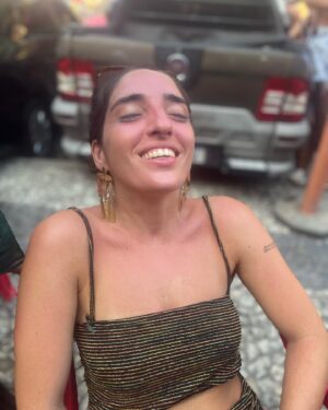 Gregório Duvivier Instagram - Hoje faz trinta anos que a minha irmã Theodora nasceu. Tinha oito anos e Barbara tinha seis quando a Theodora chegou em casa, rechonchuda, cheirosa, com os olhos enormes e pretos. Queria voltar logo da escola pra apertar aquele bebê. Até hoje me confundo e chamo minhas filhas de Theodora, porque a Theodora foi pra mim o protobebê, o suprassumo dos bebês, o bebê-quando-sonho-com-bebês. A sua gargalhada enchia a casa de alegria, e eu nunca gostei tanto de fazer alguém rir. Acho que virei comediante por causa dela, e acho que virei pai também. O tempo foi passando e a gente deixou de ser só irmão, e virou amigo, e virou melhor-amigo, e companheiros de vida e de trabalho (na pandemia ela fez quase todas as funções do greg news sozinha - camera, som, teleprompter e logger). Amo tudo o que ela toca: é a pessoa mais musical que eu conheço, e também a mais esteta, porque desenha lindamente, e monta filmes, sem falar no talento olfativo pra identificar todos os cheiros do mundo de olhos fechados(sim, ela tem nariz absoluto). Não bastasse tudo isso, corre como o papa-léguas. E além do mais, tem uma vocação inadiável pra alegria. Não consigo ver suas fotos sem ouvir sua gargalhada. Sempre que me falam: sou amigo da sua irmã, é com um sorriso gigante no rosto. E toda vez que penso nela dou um sorrisão. Que sorte ter uma irmã, que sorte ser seu irmão há trinta anos, @theoduv. 
❤️
(algumas fotos são do nosso primo @_grateful_chris)