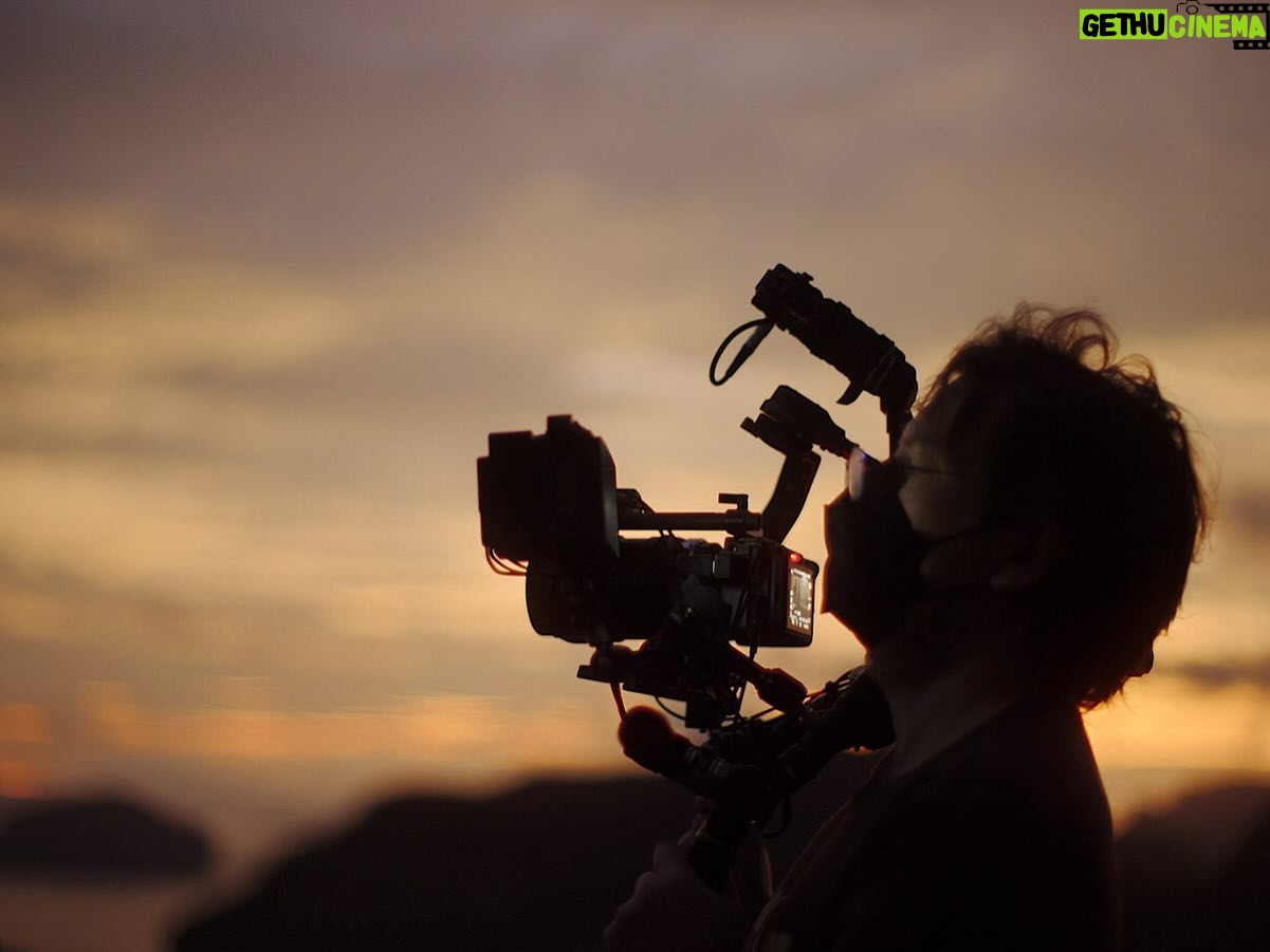 Greig Fraser - 10.9K Likes - “Gareth is kind of a rebel. And his whole concept with this film stems from his nature of questioning how things are done in the industry…like the normal way of doing a big blockbuster film. And this is something that he and Greig explored on ‘Rogue One’ quite a bit. How to change the methodology for a big film like this, in a way that doesn’t keep you confined in a box but opens up the opportunity for spontaneity.”
Oren Soffer on shooting Gareth Edwards’ ‘The Creator’ alongside Greig Fraser ASC ACS.
Read the full interview via the link in bio.
📸: Disney / Oren Soffer / Glen Milner