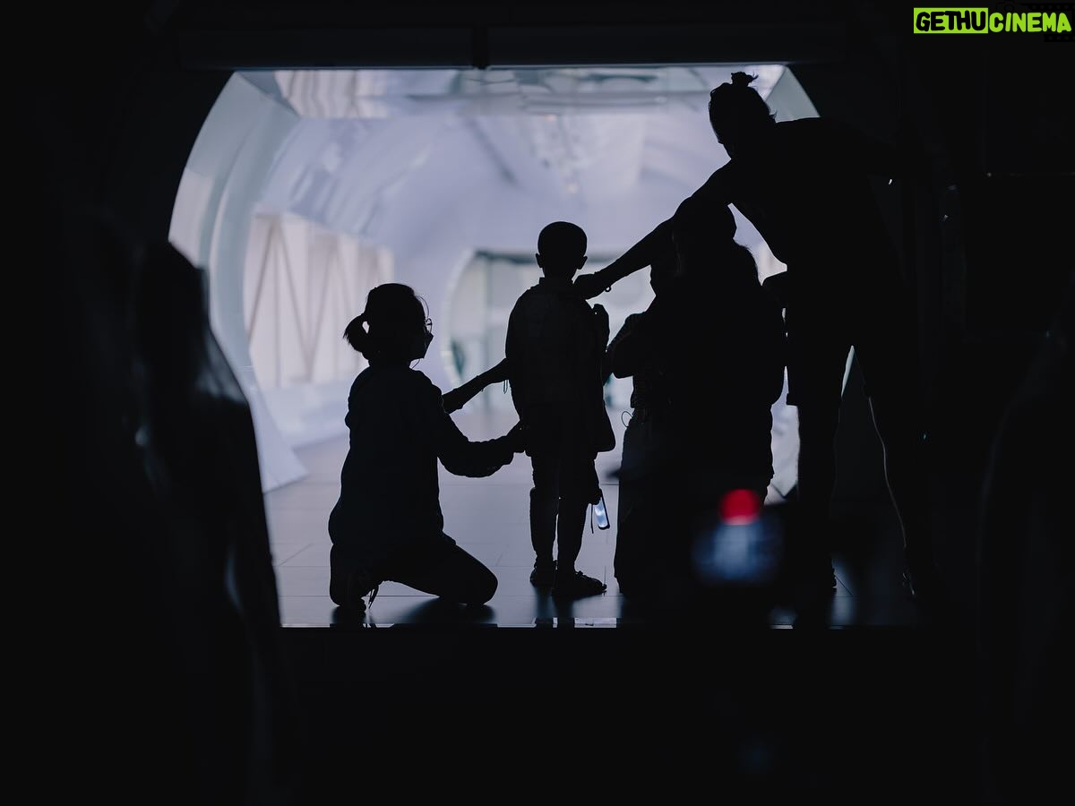 Greig Fraser - 10.9K Likes - “Gareth is kind of a rebel. And his whole concept with this film stems from his nature of questioning how things are done in the industry…like the normal way of doing a big blockbuster film. And this is something that he and Greig explored on ‘Rogue One’ quite a bit. How to change the methodology for a big film like this, in a way that doesn’t keep you confined in a box but opens up the opportunity for spontaneity.”
Oren Soffer on shooting Gareth Edwards’ ‘The Creator’ alongside Greig Fraser ASC ACS.
Read the full interview via the link in bio.
📸: Disney / Oren Soffer / Glen Milner