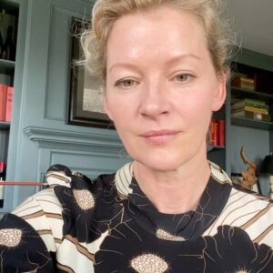 Gretchen Mol Instagram - It feels good to clap. Join me in cheering for the frontline healthcare workers and organizations like @feedthefrontlines and @frontlinefoods who partner with restaurants to provide healthy meals for frontline workers. #IFeedtheFront #staysafe