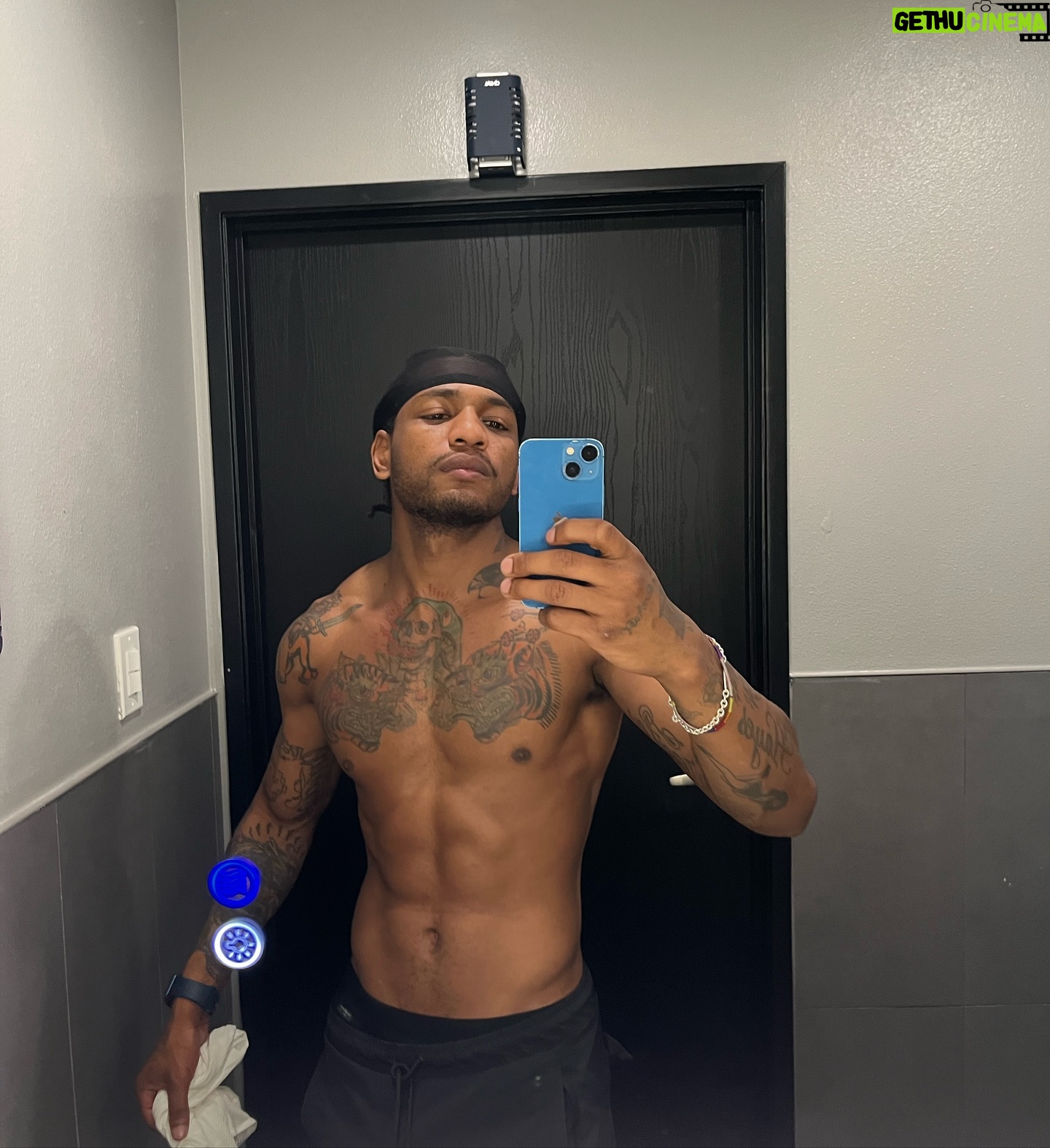 Guapdad 4000 - 9.1K Likes - I’m getting thiccer
Prada Progress Update on the Gucci Gains
Brought to you by my own will power
All my uncle who smoke black and milds and do burpees and my trainer @justtrainkalani @justtrainhq
