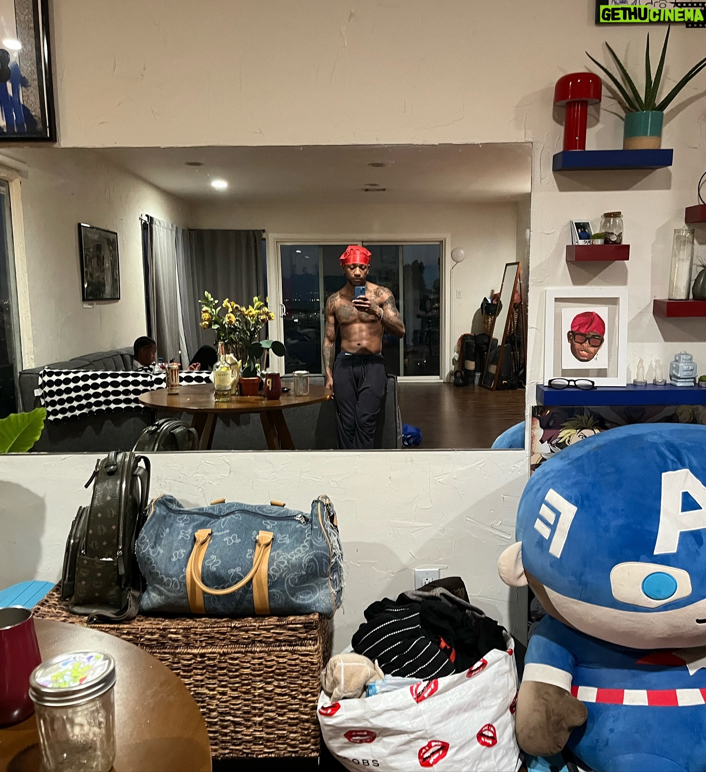 Guapdad 4000 - 9.1K Likes - I’m getting thiccer
Prada Progress Update on the Gucci Gains
Brought to you by my own will power
All my uncle who smoke black and milds and do burpees and my trainer @justtrainkalani @justtrainhq