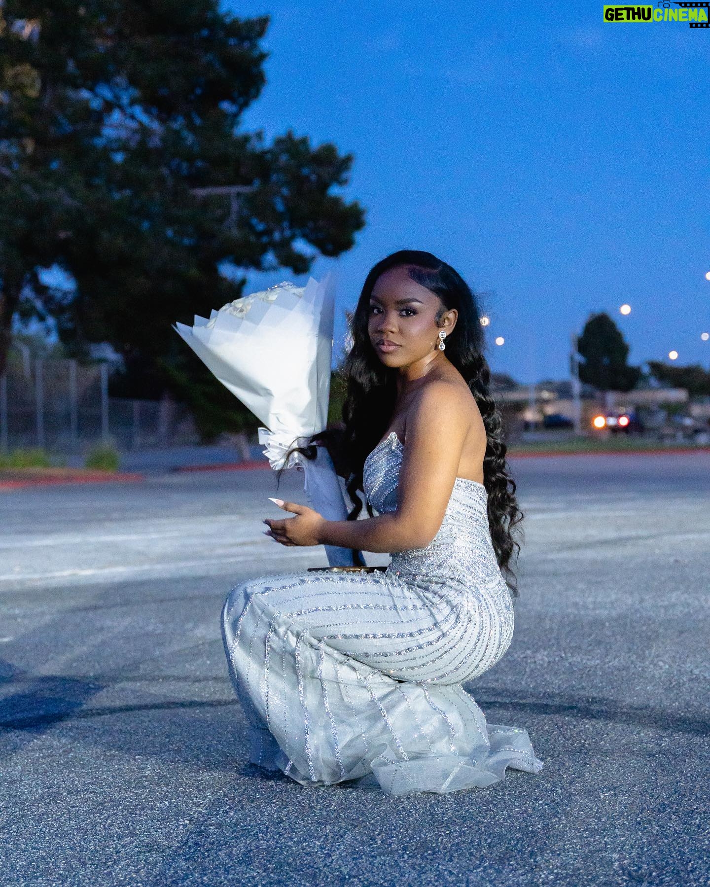 Guapdad 4000 - 21.7K Likes - Sent my lil sister off to prom the other day
her feet hurt ok, ima pick you up
Too windy ok, ima hold down the red carpet my self
Nothing to hold the balloons , ok tie that sh*t around my shoe .
I’ll be barefoot in this b*tch
Ready 2 die bout my baby !!!!
#realbigbrother