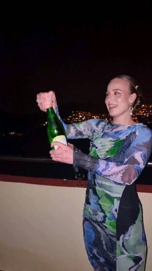 Guðrún Ýr Eyfjörð Instagram - Gleðilegt nýtt ár krakkar mínir og gangi ykkur öllum betur en mér að opna flöskurnar ykkar í kvöld 😚🫶✨️