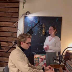 Guðrún Ýr Eyfjörð Instagram - Fyrsti í aðventu í dag og við @magnus__johann tókum upp lítið jólalag fyrir ykkur til að koma öllum í jólagírinn 🎅
Við mælum með að næla sér í miða á útgáfutónleikana okkar 11. febrúar 
OG ATH 
ef þið eigið miða á tónleikana getið þið keypt vínylplötu á tilboðsverði á 4200.- í @reykjavikrecordshop!
Tilboðið gildir fram að jólum 

Fullkomið í jólapakkann 🌲