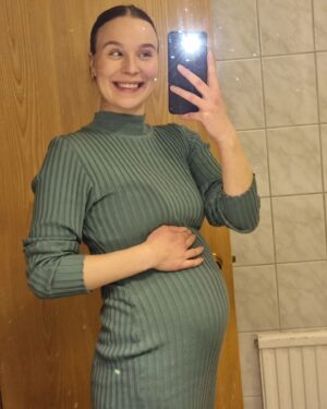 Guðrún Ýr Eyfjörð Instagram - Misskítugur spegill og stækkandi bumba