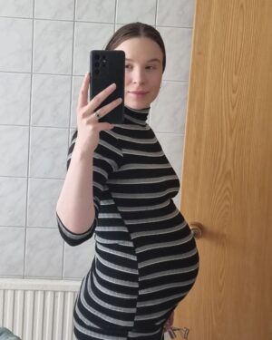 Guðrún Ýr Eyfjörð Instagram - Misskítugur spegill og stækkandi bumba