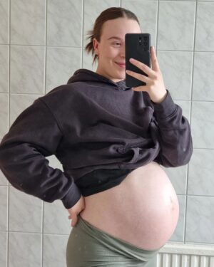 Guðrún Ýr Eyfjörð Instagram - Misskítugur spegill og stækkandi bumba
