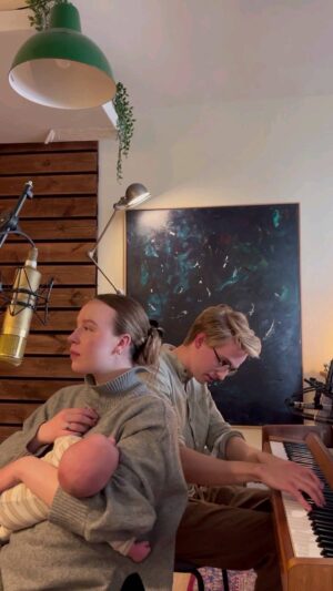 Guðrún Ýr Eyfjörð Instagram - Við @magnus__johann erum að gefa út plötu þann 16. september með hinum og þessum sönglögum sem við höfum spilað saman og útsett í gegnum tíðina. Hér er smá stikla úr ,,Einhversstaðar einhverntímann aftur" sem opnar plötuna okkar.
Fullkomið inn í haustið (eða til að svæfa lítil kríli, works like a charm) 

Forsala á vínyl er hafin hjá @reykjavikrecordshop