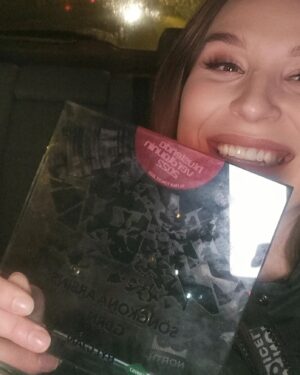 Guðrún Ýr Eyfjörð Instagram - ,,Ef ástin er hrein" vann lag ársins á hlustendaverðlaununum og ég vann söngkona ársins!!! Takk fyrir að kjósa og takk fyrir að hlusta ❤❤❤❤❤