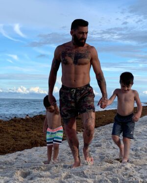 Guido Cannetti Instagram - Feliz día del padre a todos los que mueven montañas, duermen poco, acompañan, apoyan, potencian, ponen límites, regalan, dan mucho amor y todas las cosas que hacen más por sus hijos que por uno mismo, que la vida les de fuerza para poder sobrepasar todos los problemas que se presentan a lo largo de la crianza, además de éxito para hacerlos felices como queremos 🖤
