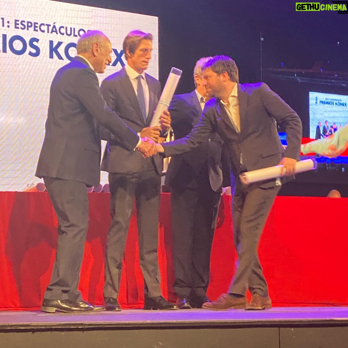 Guido Kaczka - 25.1K Likes - Un honor para mi y muy agradecido a @fundacionkonex por el reconocimiento, compartiendo con @ricardodarinok Iván @verolozanovl @negropolisok @lalo.mirlo @tetecoustarotoficial 🥂🥂🥂