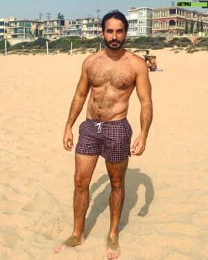 Guido Massri Instagram - En pleno Octubre, acá seguimos en “verano”. 
Y él orgulloso, te luce su nuevo traje de baño 🏖 🩳

#la #manhattan #beach