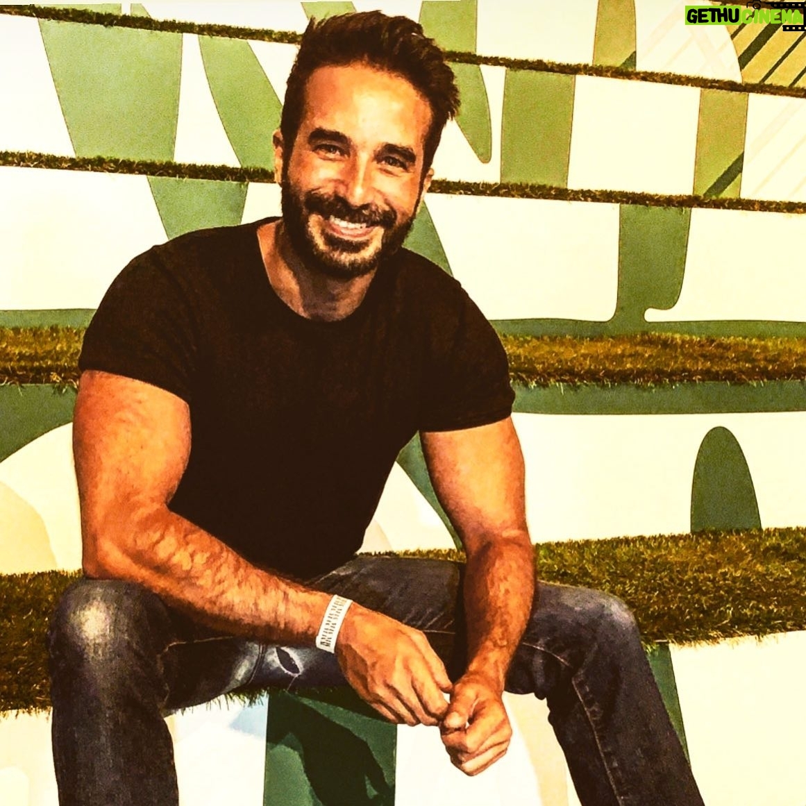 Guido Massri - 1.9K Likes - Un año más de vida. Mi “20 de agosto” número 38. Lleno de vivencias hermosas y otras no tanto. Pero me quedo con las primeras, las que me llenaron el alma. Porque así es como elijo vivir, agradecido por todo lo que la vida me ha dado y me sigue dando. Hoy celebro la vida una vez más. Y les agradezco a todos los que forman parte de ella.