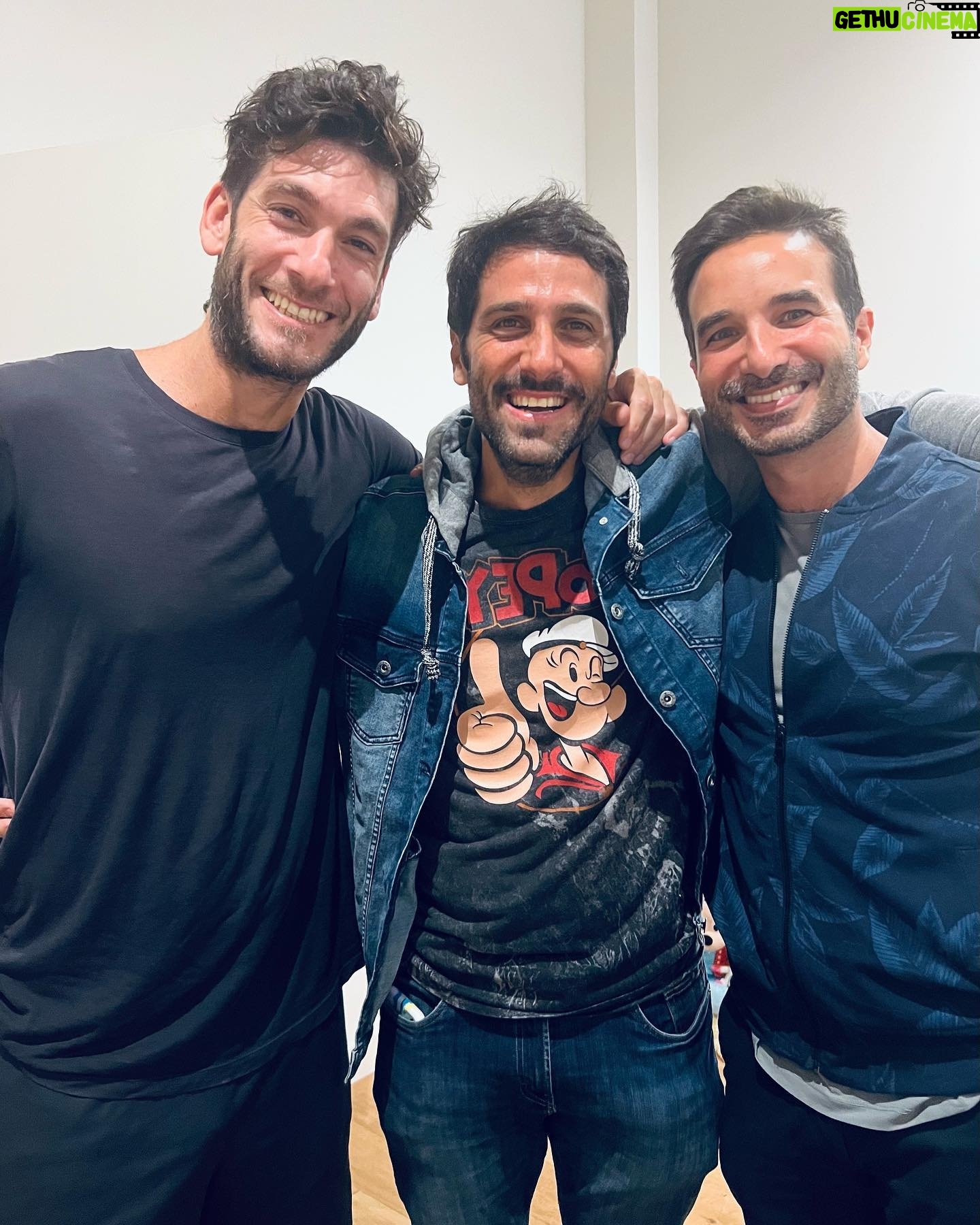 Guido Massri - 2.8K Likes - Y así me voy de Argentina una vez más con el alma llena. Fueron días llenos de amor del bueno: de la vieja, de los amigos de siempre.
De reencuentros con compañeros de trabajo, amigos, lugares, olores. Hoy me voy agradecido y con una sonrisa. Y con ganas de volver pronto, seguro que así será. 🇦🇷❤️