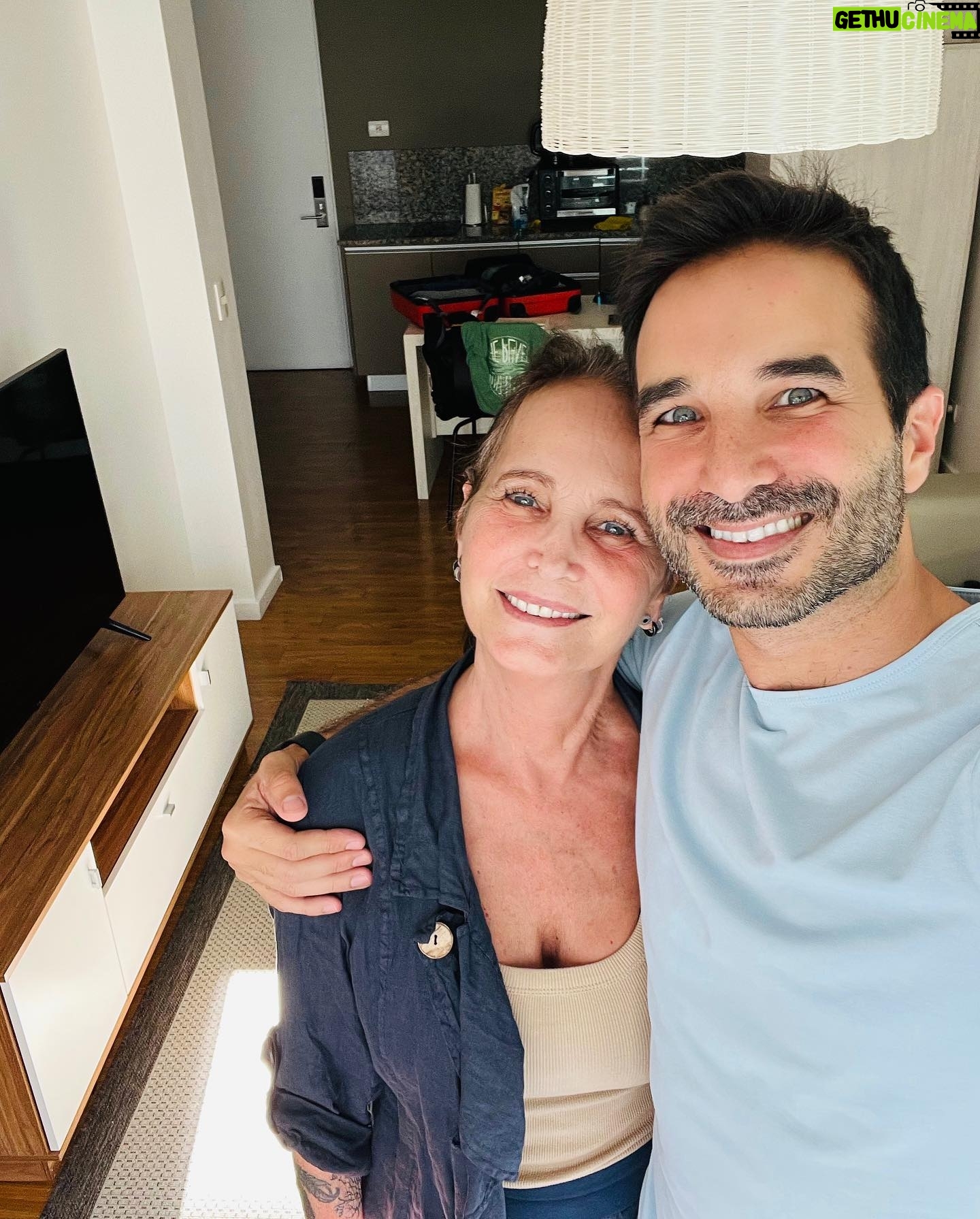 Guido Massri - 2.8K Likes - Y así me voy de Argentina una vez más con el alma llena. Fueron días llenos de amor del bueno: de la vieja, de los amigos de siempre.
De reencuentros con compañeros de trabajo, amigos, lugares, olores. Hoy me voy agradecido y con una sonrisa. Y con ganas de volver pronto, seguro que así será. 🇦🇷❤️
