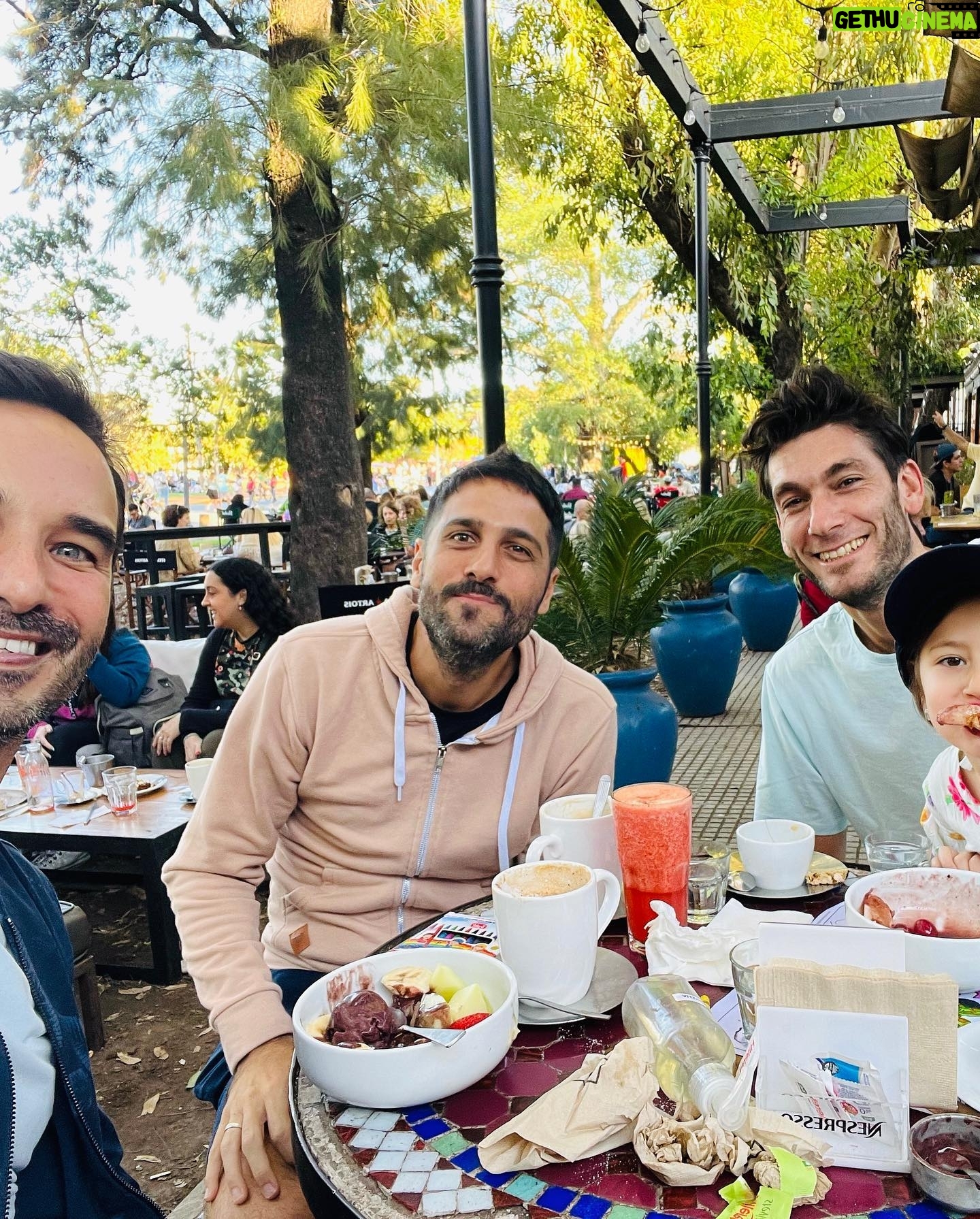 Guido Massri - 2.8K Likes - Y así me voy de Argentina una vez más con el alma llena. Fueron días llenos de amor del bueno: de la vieja, de los amigos de siempre.
De reencuentros con compañeros de trabajo, amigos, lugares, olores. Hoy me voy agradecido y con una sonrisa. Y con ganas de volver pronto, seguro que así será. 🇦🇷❤️