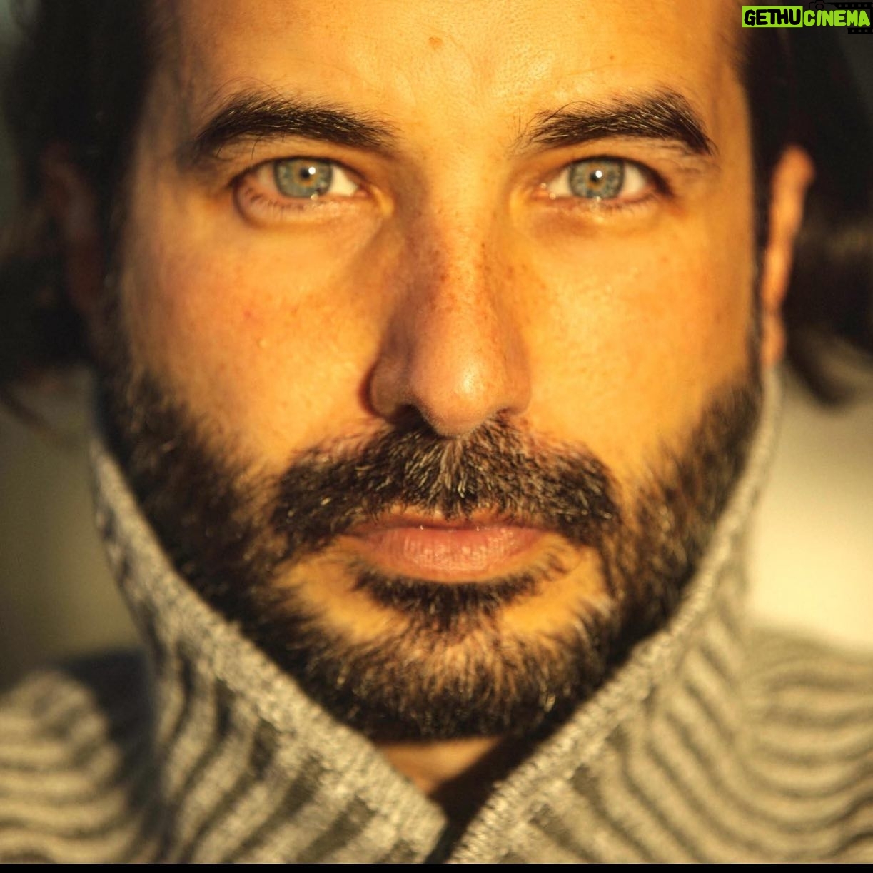 Guido Massri - 1.2K Likes - “El alma que hablar puede con los ojos, también puede besar con la mirada.”
G. A. Bécquer