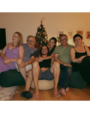 Guilherme Boury Instagram - Eu e minha familia desejamos um feliz Natal ❤️