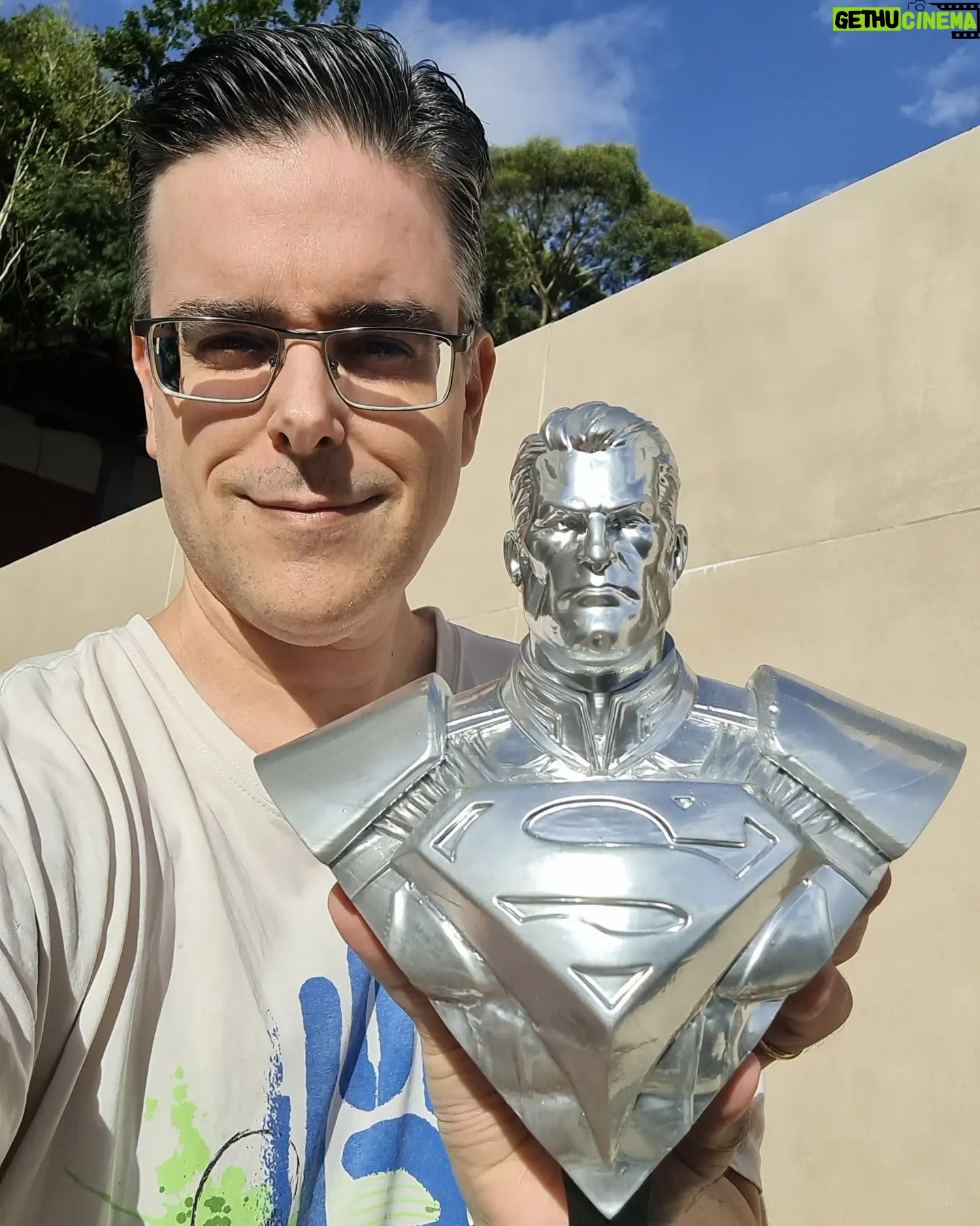 Guilherme Briggs - 45.6K Likes - Ganhei literalmente um SUPER presente dos queridos da @3dreamsstudio que são aqui de Teresópolis! Um busto cromado do Superman de Injustice! Olha que lindo! Muito obrigado pelo carinho de todos aqui na minha amada cidade! ❤️🥰