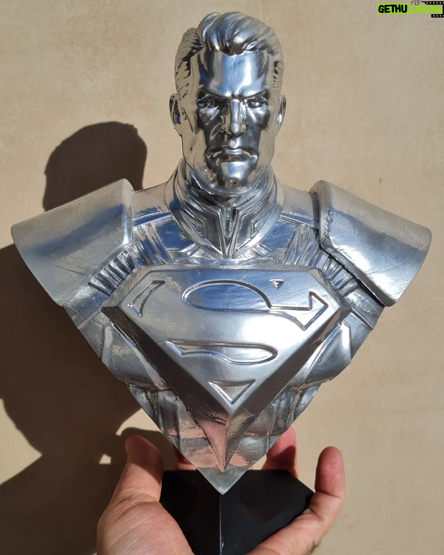 Guilherme Briggs - 45.6K Likes - Ganhei literalmente um SUPER presente dos queridos da @3dreamsstudio que são aqui de Teresópolis! Um busto cromado do Superman de Injustice! Olha que lindo! Muito obrigado pelo carinho de todos aqui na minha amada cidade! ❤️🥰