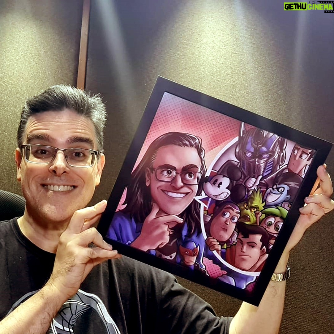 Guilherme Briggs - 81.3K Likes - Meu Deus, que desenho lindo que o genial artista @lipenerocunha fez pra mim quando fui no @flowpdc pela segunda vez. Fiquei comovido e sem palavras. Eu emoldurei o primeiro desenho e ele está pendurado no lounge do meu estúdio aqui em casa. Essa segunda arte também vai virar um quadro. Muito obrigado, @lipenerocunha e que orgulho de você. ❤️ Sigam o perfil do Felipe pra acompanharem novas e incríveis artes dele! Vamos dar força pra esse artista brasileiro talentosíssimo! ❤️E um beijo a todos os queridos do @flowpdc ❤️