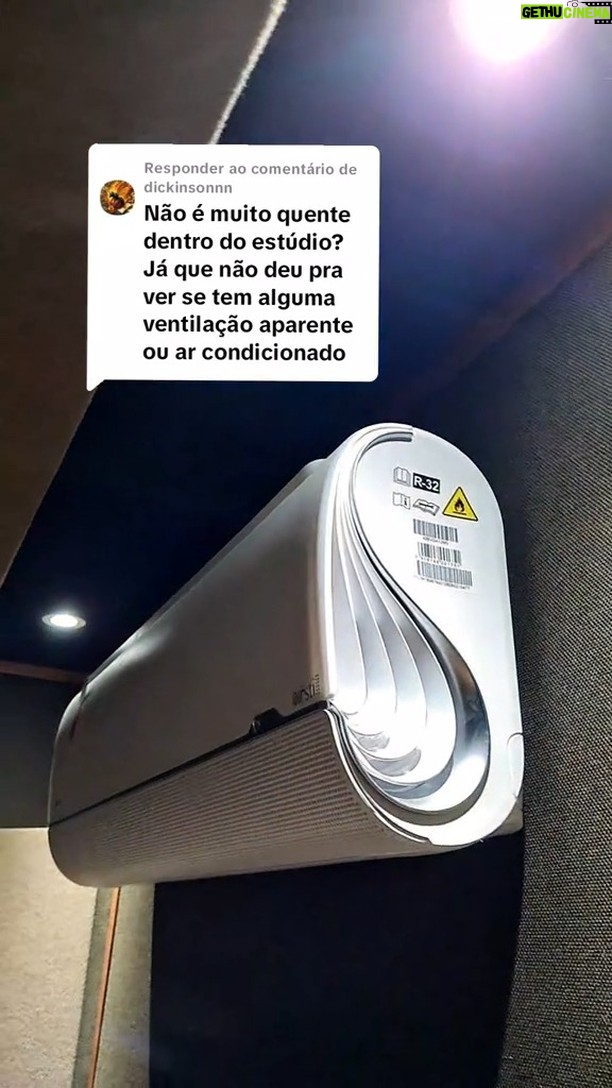 Guilherme Briggs - 35.1K Likes - É muito quente dentro do meu estúdio? Aproveite e conheça também dois heróis meus que sempre me acompanham nas gravações!