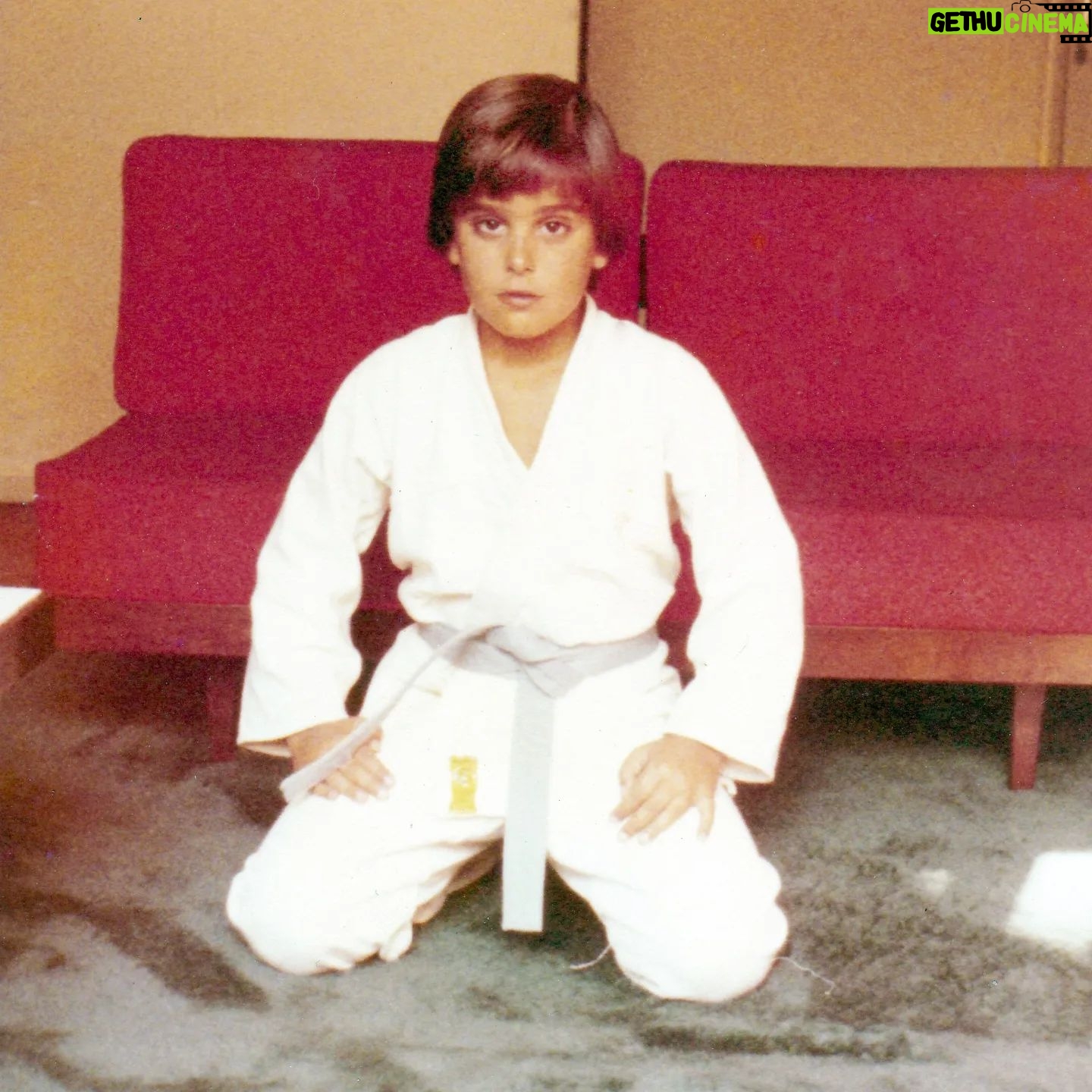 Guilherme Briggs - 27.3K Likes - Uma foto antiga minha entre os anos 70 e 80, quando eu fazia Judô. Era na academia Augusto Cordeiro, em Copacabana.
Eu cheguei a competir e ganhar medalhas em algumas competições e fui até a faixa marrom. O judô me ensinou disciplina, controle emocional, respeito e paciência.❤️
Tive professores excelentes e lembro das aulas até hoje com muito carinho. Podemos dizer que eu era um Judô Kid. ❤️