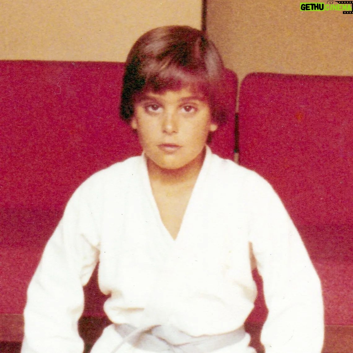 Guilherme Briggs - 27.3K Likes - Uma foto antiga minha entre os anos 70 e 80, quando eu fazia Judô. Era na academia Augusto Cordeiro, em Copacabana.
Eu cheguei a competir e ganhar medalhas em algumas competições e fui até a faixa marrom. O judô me ensinou disciplina, controle emocional, respeito e paciência.❤️
Tive professores excelentes e lembro das aulas até hoje com muito carinho. Podemos dizer que eu era um Judô Kid. ❤️