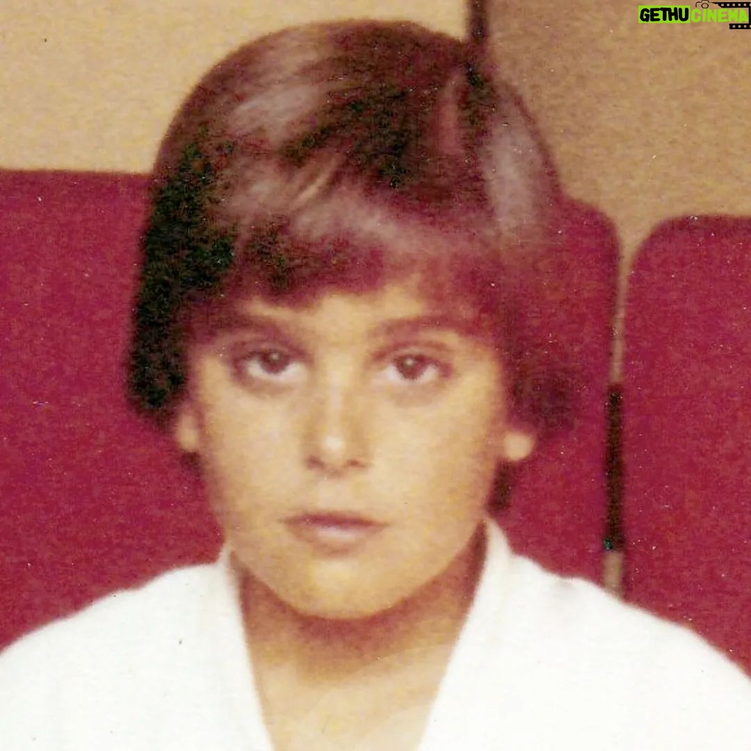 Guilherme Briggs - 27.3K Likes - Uma foto antiga minha entre os anos 70 e 80, quando eu fazia Judô. Era na academia Augusto Cordeiro, em Copacabana.
Eu cheguei a competir e ganhar medalhas em algumas competições e fui até a faixa marrom. O judô me ensinou disciplina, controle emocional, respeito e paciência.❤️
Tive professores excelentes e lembro das aulas até hoje com muito carinho. Podemos dizer que eu era um Judô Kid. ❤️