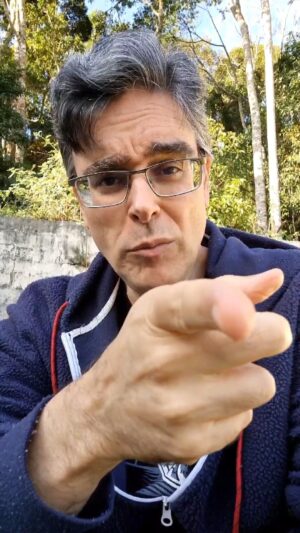 Guilherme Briggs Instagram - José (Carlos Drummond de Andrade)

E agora, José?
A festa acabou,
a luz apagou,
o povo sumiu,
a noite esfriou,
e agora, José?
e agora, você?
você que é sem nome,
que zomba dos outros,
você que faz versos,
que ama, protesta?
e agora, José?

Está sem mulher,
está sem discurso,
está sem carinho,
já não pode beber,
já não pode fumar,
cuspir já não pode,
a noite esfriou,
o dia não veio,
o bonde não veio,
o riso não veio,
não veio a utopia
e tudo acabou
e tudo fugiu
e tudo mofou,
e agora, José?

E agora, José?
Sua doce palavra,
seu instante de febre,
sua gula e jejum,
sua biblioteca,
sua lavra de ouro,
seu terno de vidro,
sua incoerência,
seu ódio — e agora?

Com a chave na mão
quer abrir a porta,
não existe porta;
quer morrer no mar,
mas o mar secou;
quer ir para Minas,
Minas não há mais.
José, e agora?

Se você gritasse,
se você gemesse,
se você tocasse
a valsa vienense,
se você dormisse,
se você cansasse,
se você morresse...
Mas você não morre,
você é duro, José!

Sozinho no escuro
qual bicho-do-mato,
sem teogonia,
sem parede nua
para se encostar,
sem cavalo preto
que fuja a galope,
você marcha, José!
José, para onde?

#carlosdrummonddeandrade #poesia