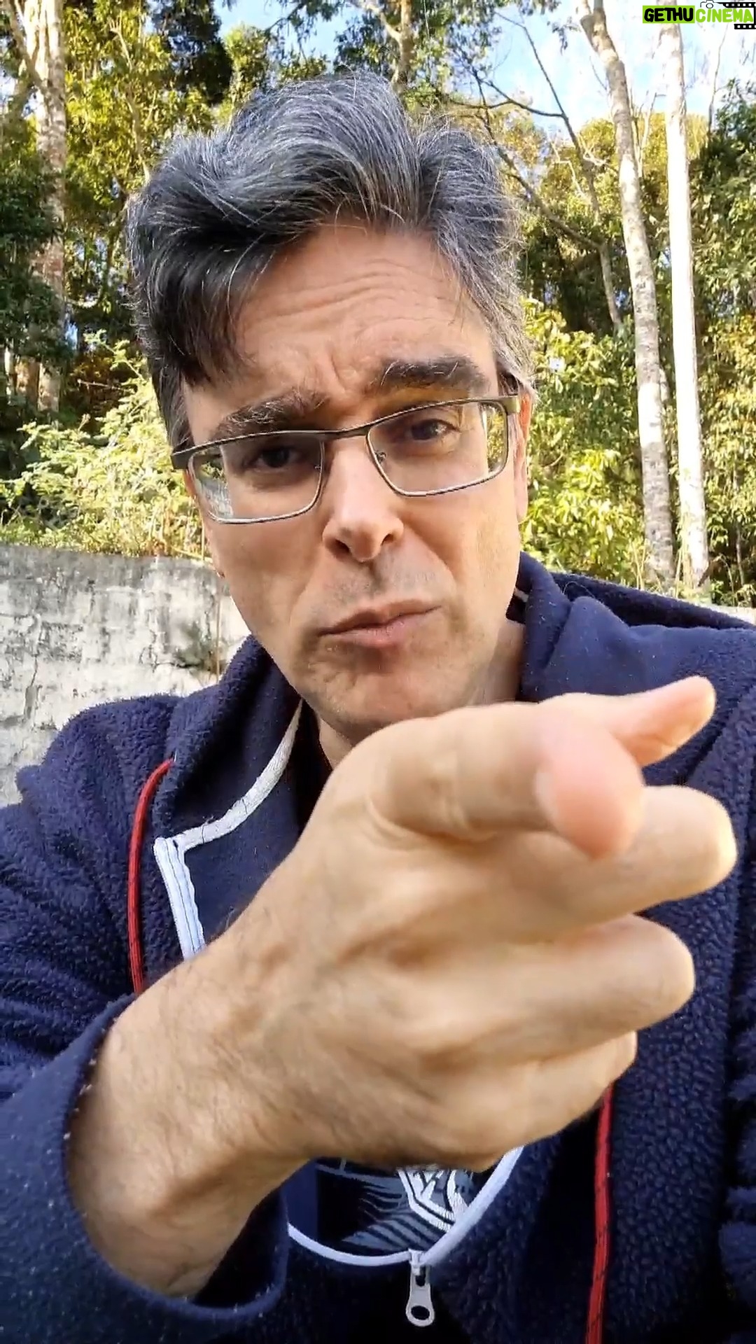 Guilherme Briggs - 21.4K Likes - José (Carlos Drummond de Andrade)
E agora, José?
A festa acabou,
a luz apagou,
o povo sumiu,
a noite esfriou,
e agora, José?
e agora, você?
você que é sem nome,
que zomba dos outros,
você que faz versos,
que ama, protesta?
e agora, José?
Está sem mulher,
está sem discurso,
está sem carinho,
já não pode beber,
já não pode fumar,
cuspir já não pode,
a noite esfriou,
o dia não veio,
o bonde não veio,
o riso não veio,
não veio a utopia
e tudo acabou
e tudo fugiu
e tudo mofou,
e agora, José?
E agora, José?
Sua doce palavra,
seu instante de febre,
sua gula e jejum,
sua biblioteca,
sua lavra de ouro,
seu terno de vidro,
sua incoerência,
seu ódio — e agora?
Com a chave na mão
quer abrir a porta,
não existe porta;
quer morrer no mar,
mas o mar secou;
quer ir para Minas,
Minas não há mais.
José, e agora?
Se você gritasse,
se você gemesse,
se você tocasse
a valsa vienense,
se você dormisse,
se você cansasse,
se você morresse...
Mas você não morre,
você é duro, José!
Sozinho no escuro
qual bicho-do-mato,
sem teogonia,
sem parede nua
para se encostar,
sem cavalo preto
que fuja a galope,
você marcha, José!
José, para onde?
#carlosdrummonddeandrade #poesia
