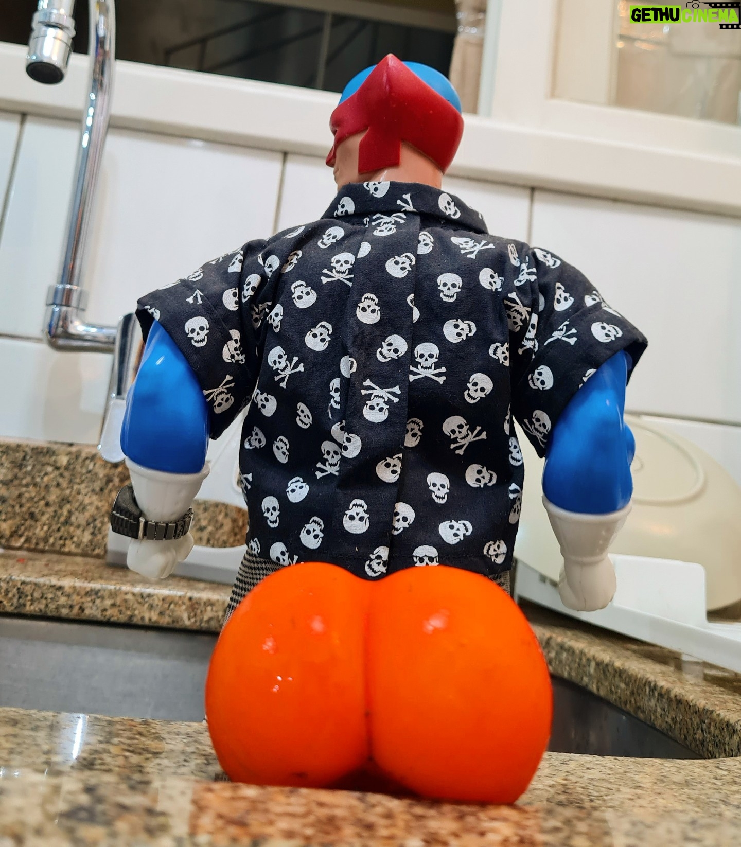 Guilherme Briggs - 29.7K Likes - ..............................................
Você que viu o caqui
Tão polpudo e parrudo
Não seja abelhudo
Te aconselho, saia daqui
O boneco é carrancudo
Topetudo e linguarudo
É ele quem manda aqui!
#bonecoazulgenerico