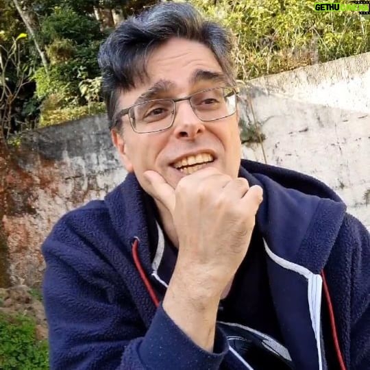 Guilherme Briggs - 14.1K Likes - Cidadezinha Qualquer (Carlos Drummond de Andrade)
"Casas entre bananeiras
mulheres entre laranjeiras
pomar amor cantar.
Um homem vai devagar.
Um cachorro vai devagar.
Um burro vai devagar.
Devagar... as janelas olham.
Eta vida besta, meu Deus."
#carlosdrummonddeandrade #poesia