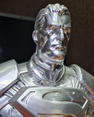 Guilherme Briggs Instagram - Ganhei literalmente um SUPER presente dos queridos da @3dreamsstudio que são aqui de Teresópolis! Um busto cromado do Superman de Injustice! Olha que lindo! Muito obrigado pelo carinho de todos aqui na minha amada cidade! ❤️🥰