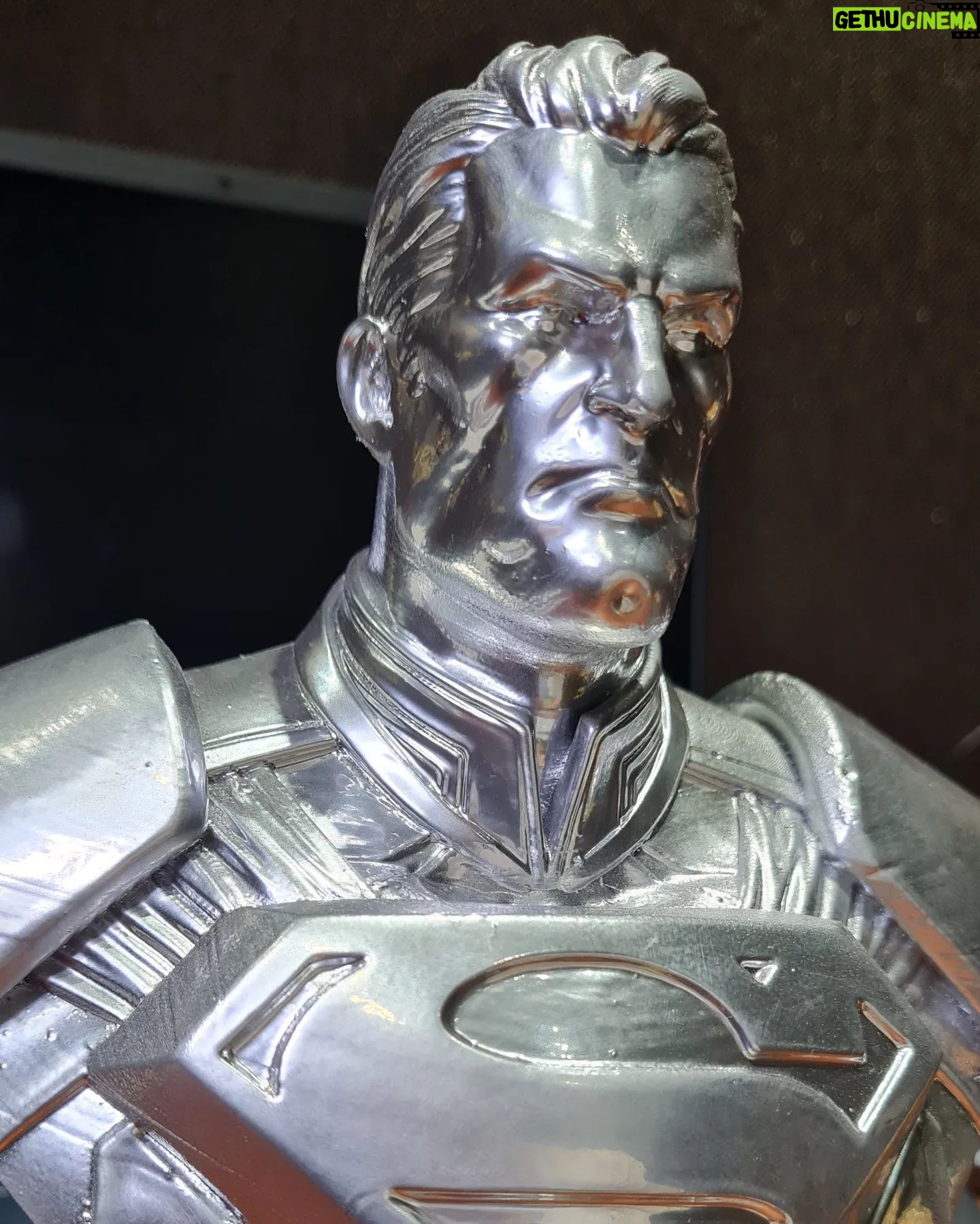 Guilherme Briggs - 45.6K Likes - Ganhei literalmente um SUPER presente dos queridos da @3dreamsstudio que são aqui de Teresópolis! Um busto cromado do Superman de Injustice! Olha que lindo! Muito obrigado pelo carinho de todos aqui na minha amada cidade! ❤️🥰