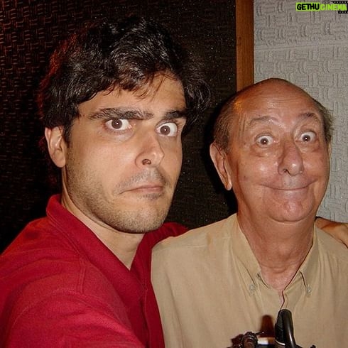 Guilherme Briggs - 280.7K Likes - O nosso querido amigo e colega dublador, José Santa Cruz, o eterno Santinha, nos deixou. ❤️😢 De alma leve e tão doce, Santinha era um homem de delicioso bom humor, educadíssimo e elegante. Era amado e festejado por todos nos estúdios que ia trabalhar. Sempre humilde e atencioso, adorava conversar e contar piadas.
Jamais esquecerei dos papos deliciosos que tivemos nas recepções e salas de espera dos estúdios e nem das brincadeiras que fazíamos, incorporando o Optimus Prime e o Megatron, quando nos encontrávamos. Ele chegava e dizia com aquela voz maravilhosa e poderosa "Priiiiiimeeeee" e eu respondia "Megatrooooooon" e fazíamos essas caretas das fotos! Hahaha 😂❤️
Vai com Deus, meu querido Santinha. Descanse em paz e muito obrigado por tanto carinho, respeito e gentileza comigo, desde o início de minha carreira na dublagem. ❤️😢