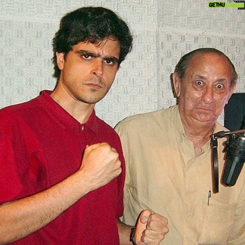 Guilherme Briggs - 280.7K Likes - O nosso querido amigo e colega dublador, José Santa Cruz, o eterno Santinha, nos deixou. ❤️😢 De alma leve e tão doce, Santinha era um homem de delicioso bom humor, educadíssimo e elegante. Era amado e festejado por todos nos estúdios que ia trabalhar. Sempre humilde e atencioso, adorava conversar e contar piadas.
Jamais esquecerei dos papos deliciosos que tivemos nas recepções e salas de espera dos estúdios e nem das brincadeiras que fazíamos, incorporando o Optimus Prime e o Megatron, quando nos encontrávamos. Ele chegava e dizia com aquela voz maravilhosa e poderosa "Priiiiiimeeeee" e eu respondia "Megatrooooooon" e fazíamos essas caretas das fotos! Hahaha 😂❤️
Vai com Deus, meu querido Santinha. Descanse em paz e muito obrigado por tanto carinho, respeito e gentileza comigo, desde o início de minha carreira na dublagem. ❤️😢