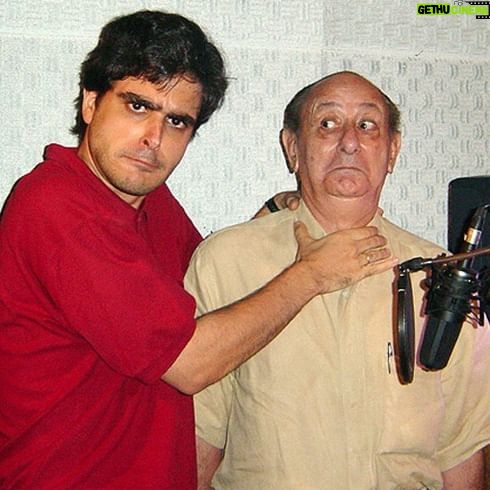 Guilherme Briggs - 280.7K Likes - O nosso querido amigo e colega dublador, José Santa Cruz, o eterno Santinha, nos deixou. ❤️😢 De alma leve e tão doce, Santinha era um homem de delicioso bom humor, educadíssimo e elegante. Era amado e festejado por todos nos estúdios que ia trabalhar. Sempre humilde e atencioso, adorava conversar e contar piadas.
Jamais esquecerei dos papos deliciosos que tivemos nas recepções e salas de espera dos estúdios e nem das brincadeiras que fazíamos, incorporando o Optimus Prime e o Megatron, quando nos encontrávamos. Ele chegava e dizia com aquela voz maravilhosa e poderosa "Priiiiiimeeeee" e eu respondia "Megatrooooooon" e fazíamos essas caretas das fotos! Hahaha 😂❤️
Vai com Deus, meu querido Santinha. Descanse em paz e muito obrigado por tanto carinho, respeito e gentileza comigo, desde o início de minha carreira na dublagem. ❤️😢