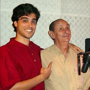 Guilherme Briggs Instagram - O nosso querido amigo e colega dublador, José Santa Cruz, o eterno Santinha, nos deixou. ❤️😢 De alma leve e tão doce, Santinha era um homem de delicioso bom humor, educadíssimo e elegante. Era amado e festejado por todos nos estúdios que ia trabalhar. Sempre humilde e atencioso, adorava conversar e contar piadas. 

Jamais esquecerei dos papos deliciosos que tivemos nas recepções e salas de espera dos estúdios e nem das brincadeiras que fazíamos, incorporando o Optimus Prime e o Megatron, quando nos encontrávamos. Ele chegava e dizia com aquela voz maravilhosa e poderosa "Priiiiiimeeeee" e eu respondia "Megatrooooooon" e fazíamos essas caretas das fotos! Hahaha 😂❤️ 

Vai com Deus, meu querido Santinha. Descanse em paz e muito obrigado por tanto carinho, respeito e gentileza comigo, desde o início de minha carreira na dublagem. ❤️😢