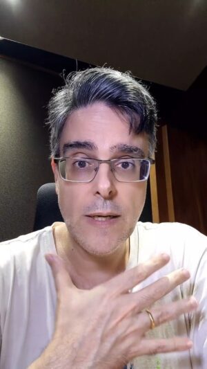 Guilherme Briggs Instagram - Neste vídeo eu sou minha opinião sobre a utilização de Inteligência Artificial para recriar a voz do meu querido amigo, o saudoso Isaac Bardavid, dublador clássico do Wolverine.